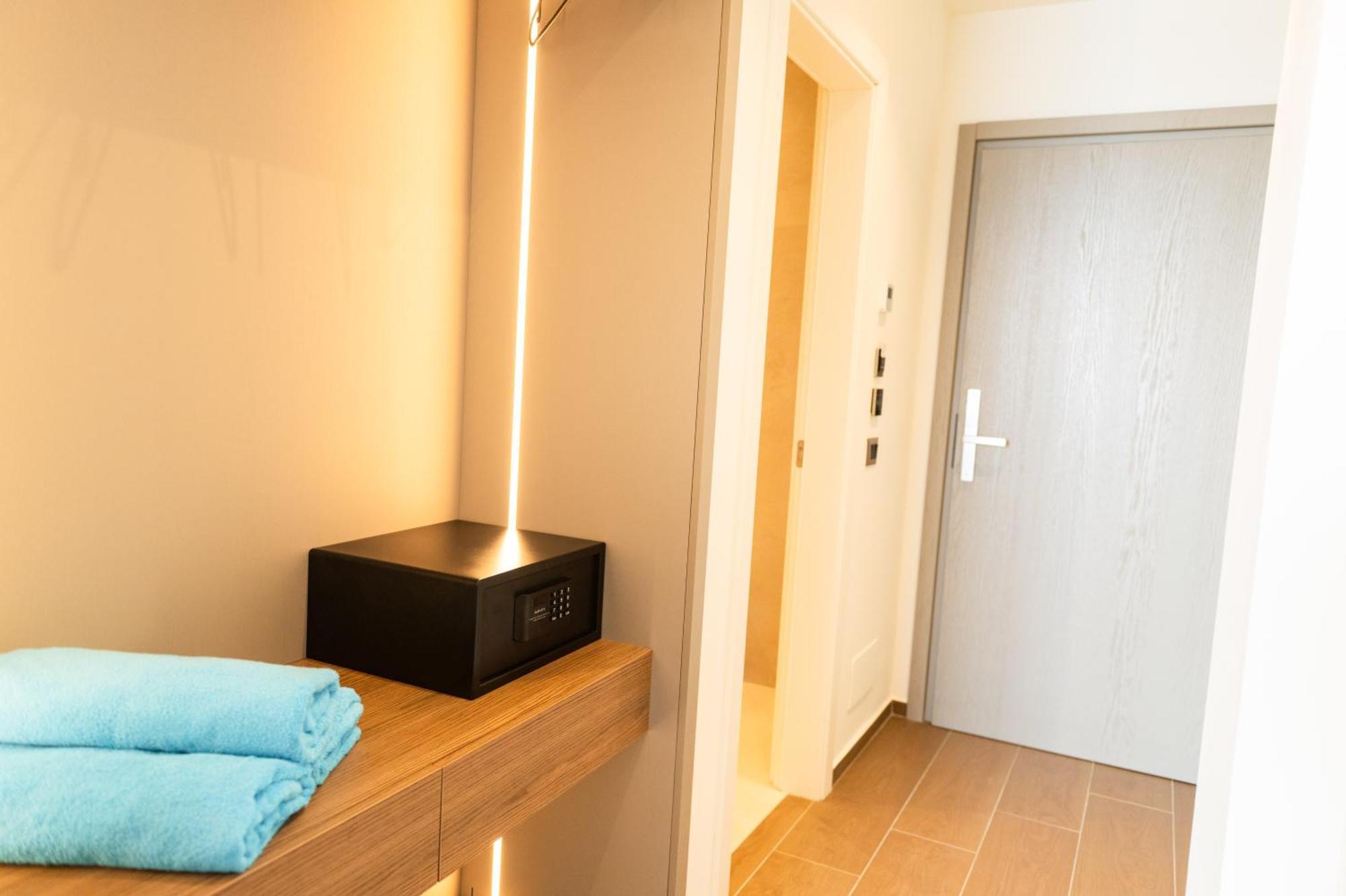 Jost Caravel Hotel Radhime Bagian luar foto