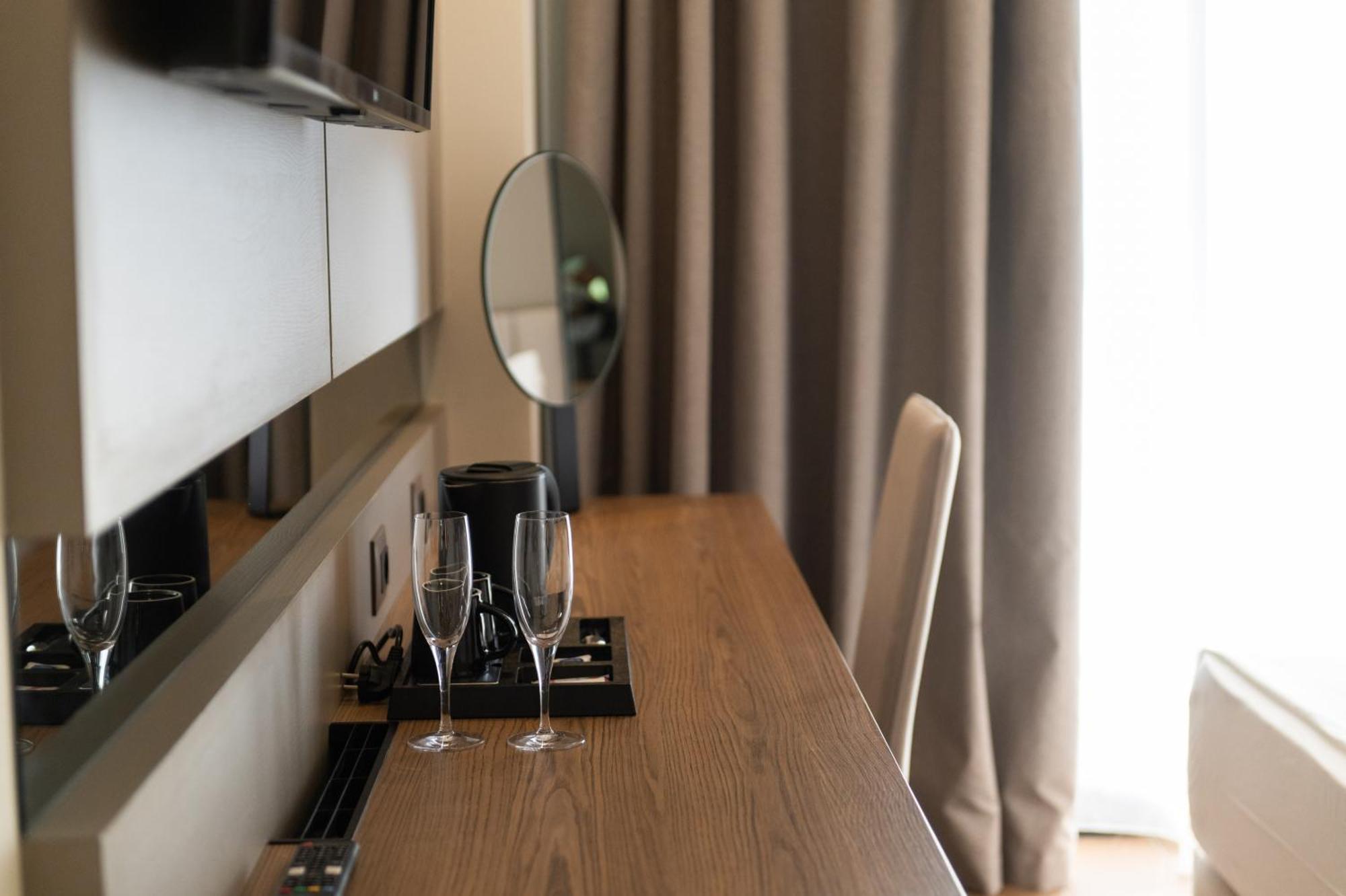 Jost Caravel Hotel Radhime Bagian luar foto