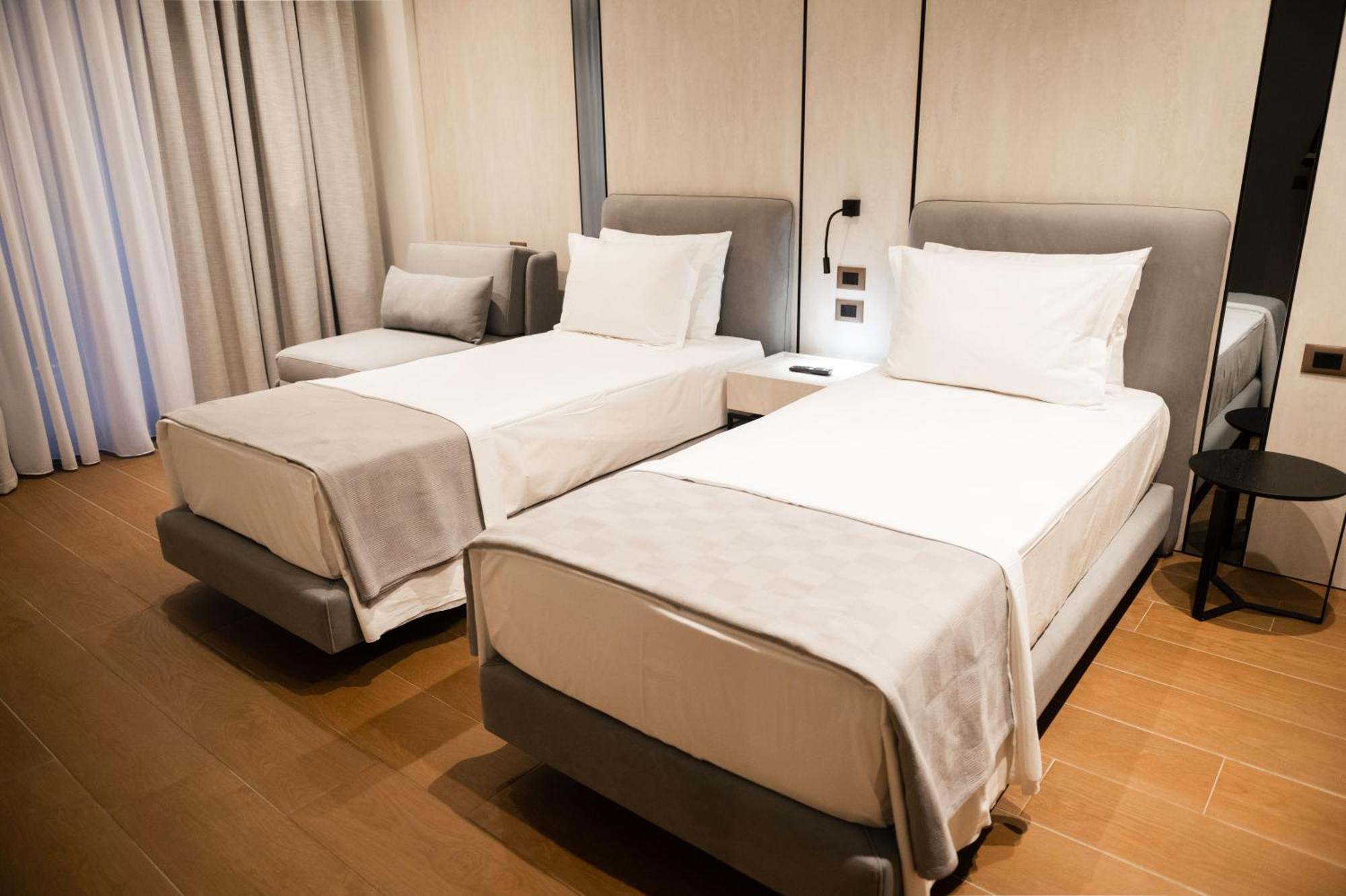 Jost Caravel Hotel Radhime Bagian luar foto