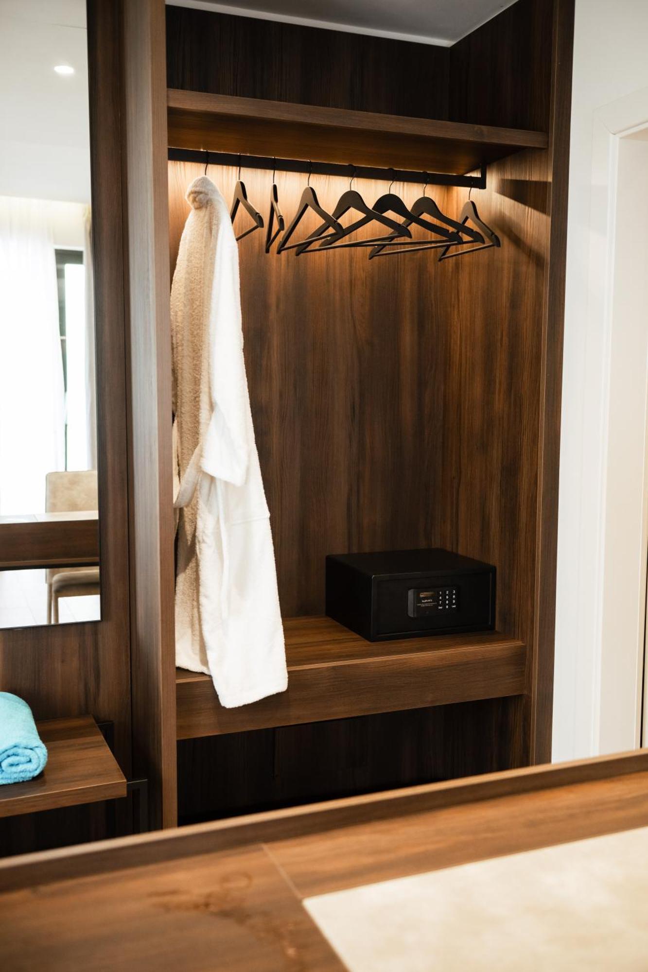 Jost Caravel Hotel Radhime Bagian luar foto