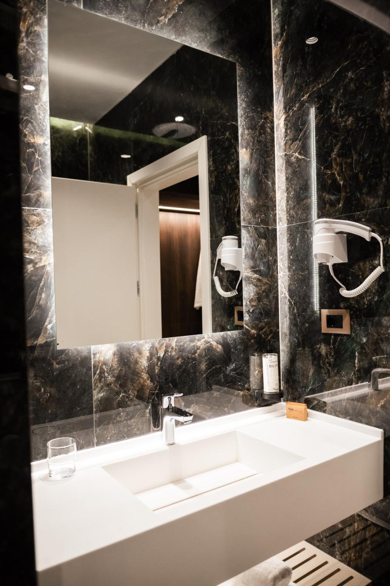 Jost Caravel Hotel Radhime Bagian luar foto