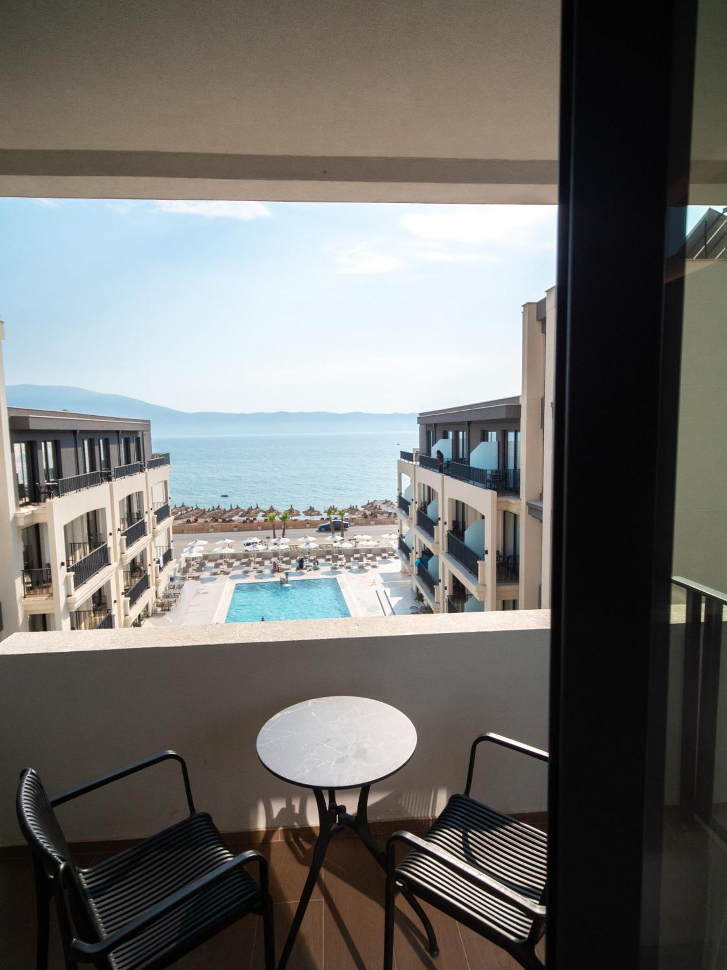 Jost Caravel Hotel Radhime Bagian luar foto