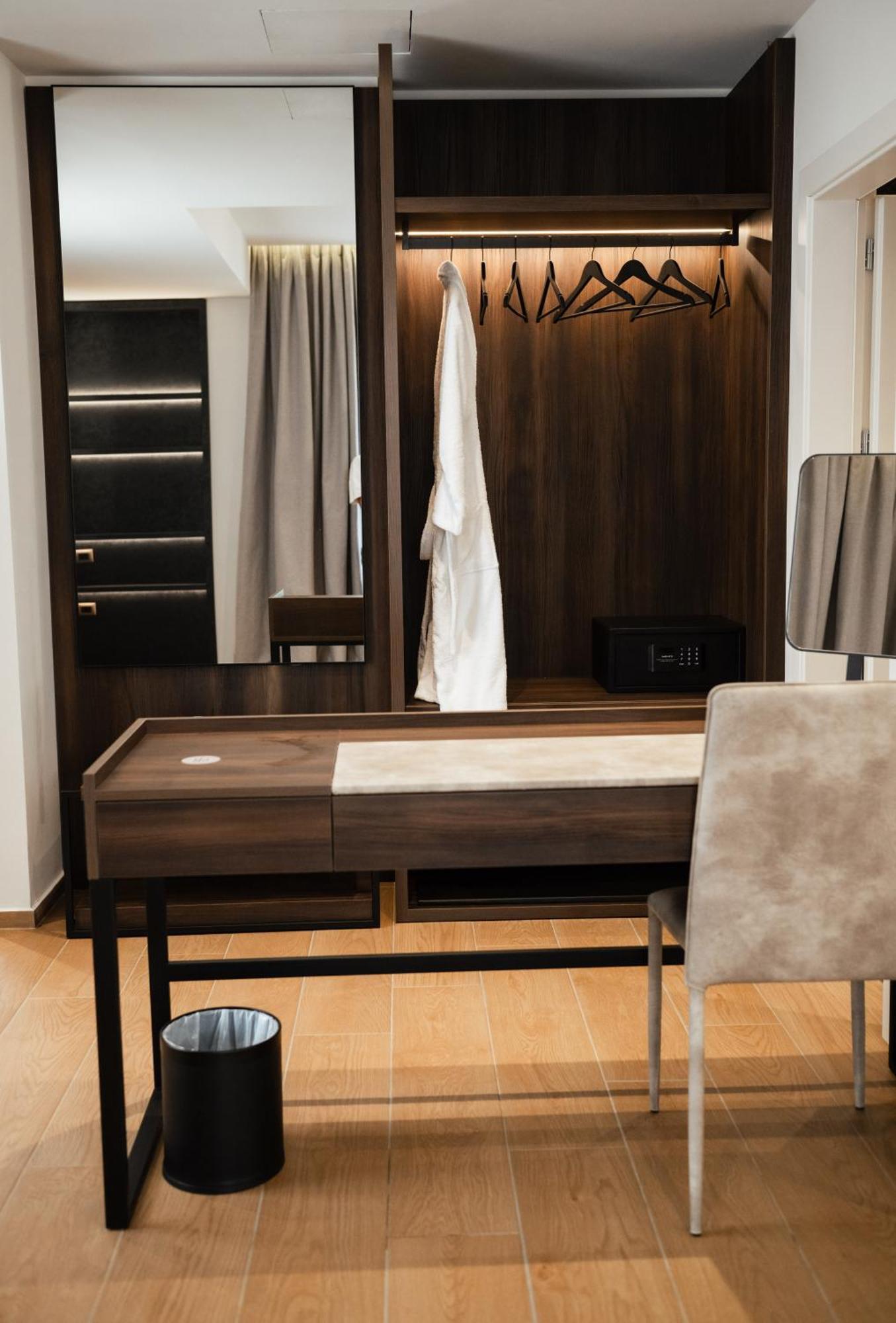 Jost Caravel Hotel Radhime Bagian luar foto