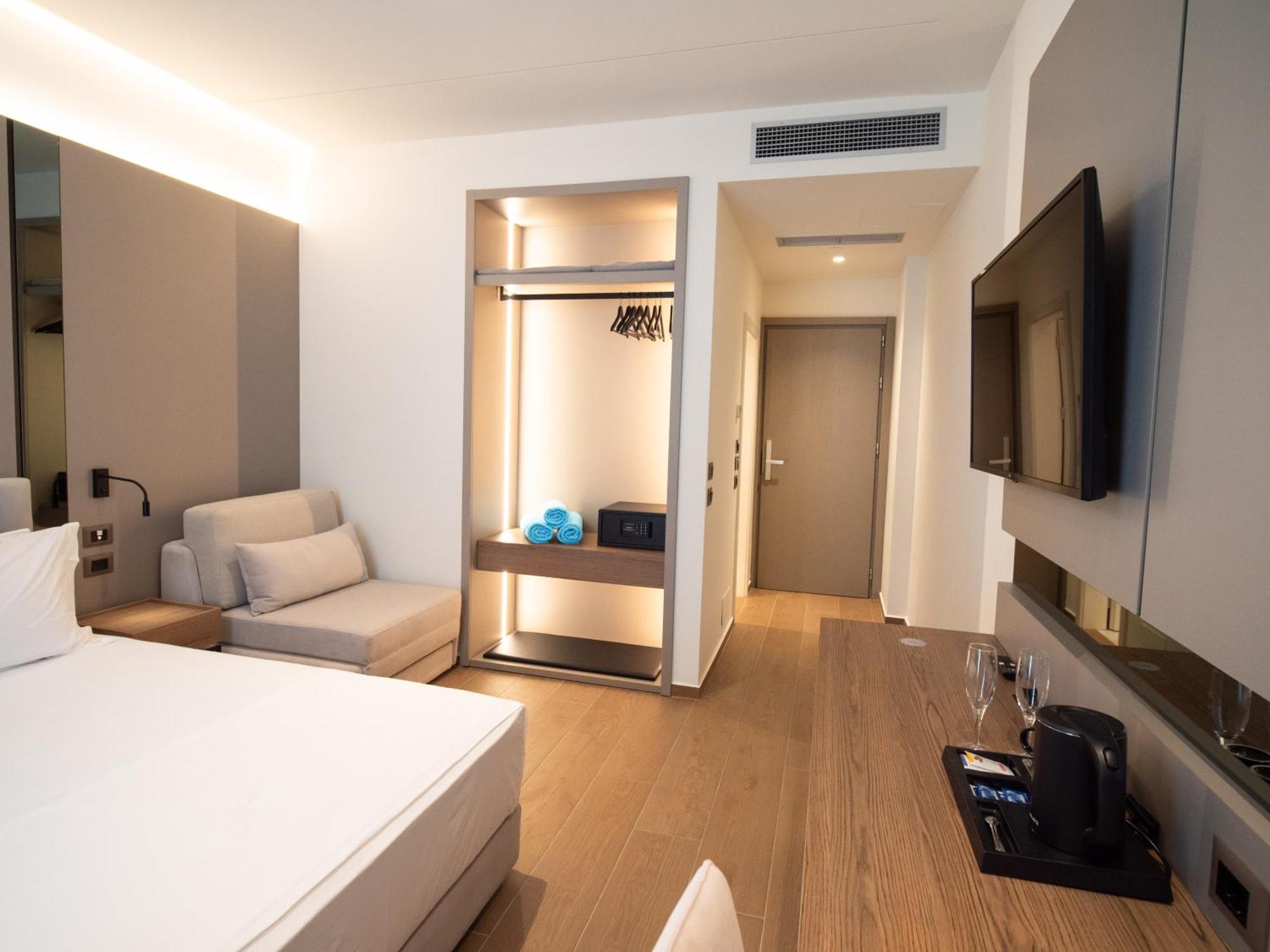 Jost Caravel Hotel Radhime Bagian luar foto
