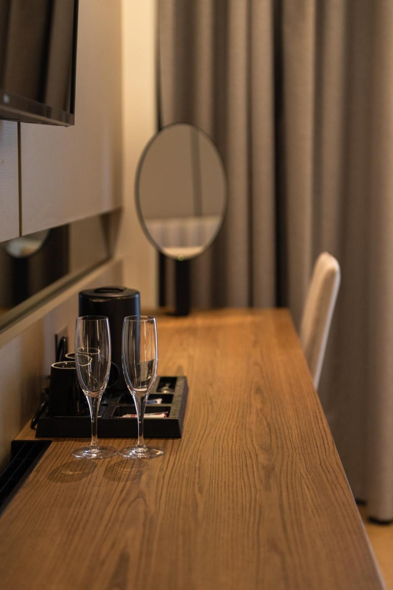 Jost Caravel Hotel Radhime Bagian luar foto