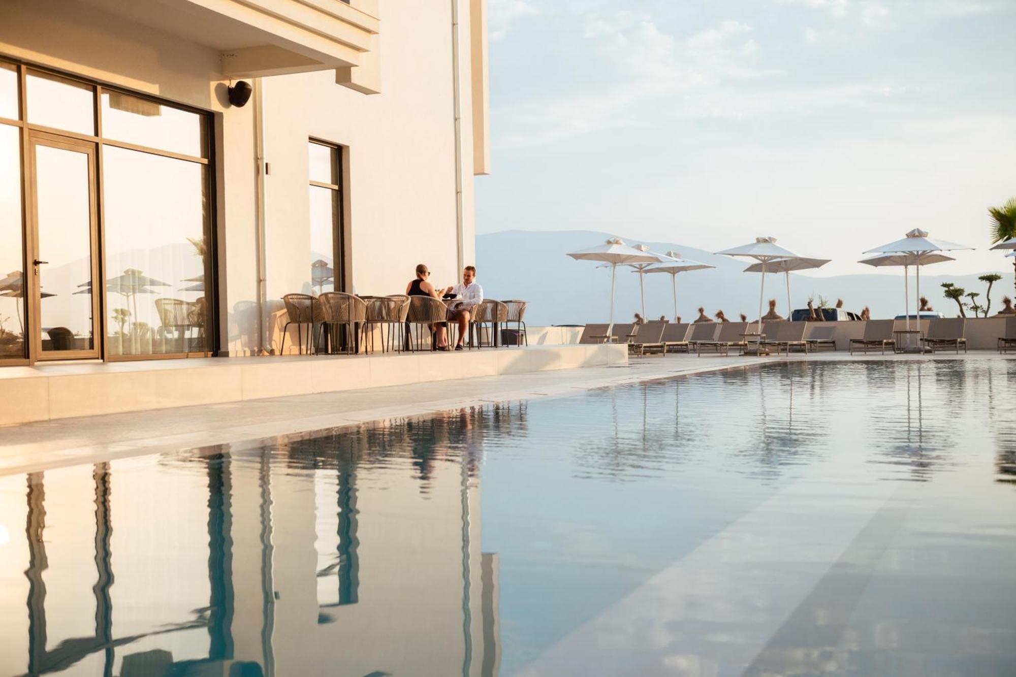 Jost Caravel Hotel Radhime Bagian luar foto