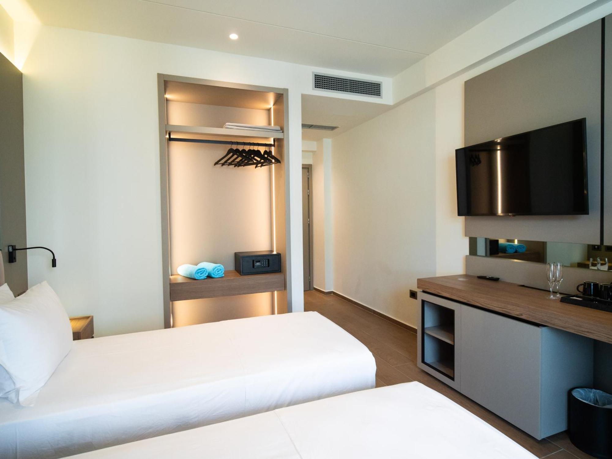 Jost Caravel Hotel Radhime Bagian luar foto
