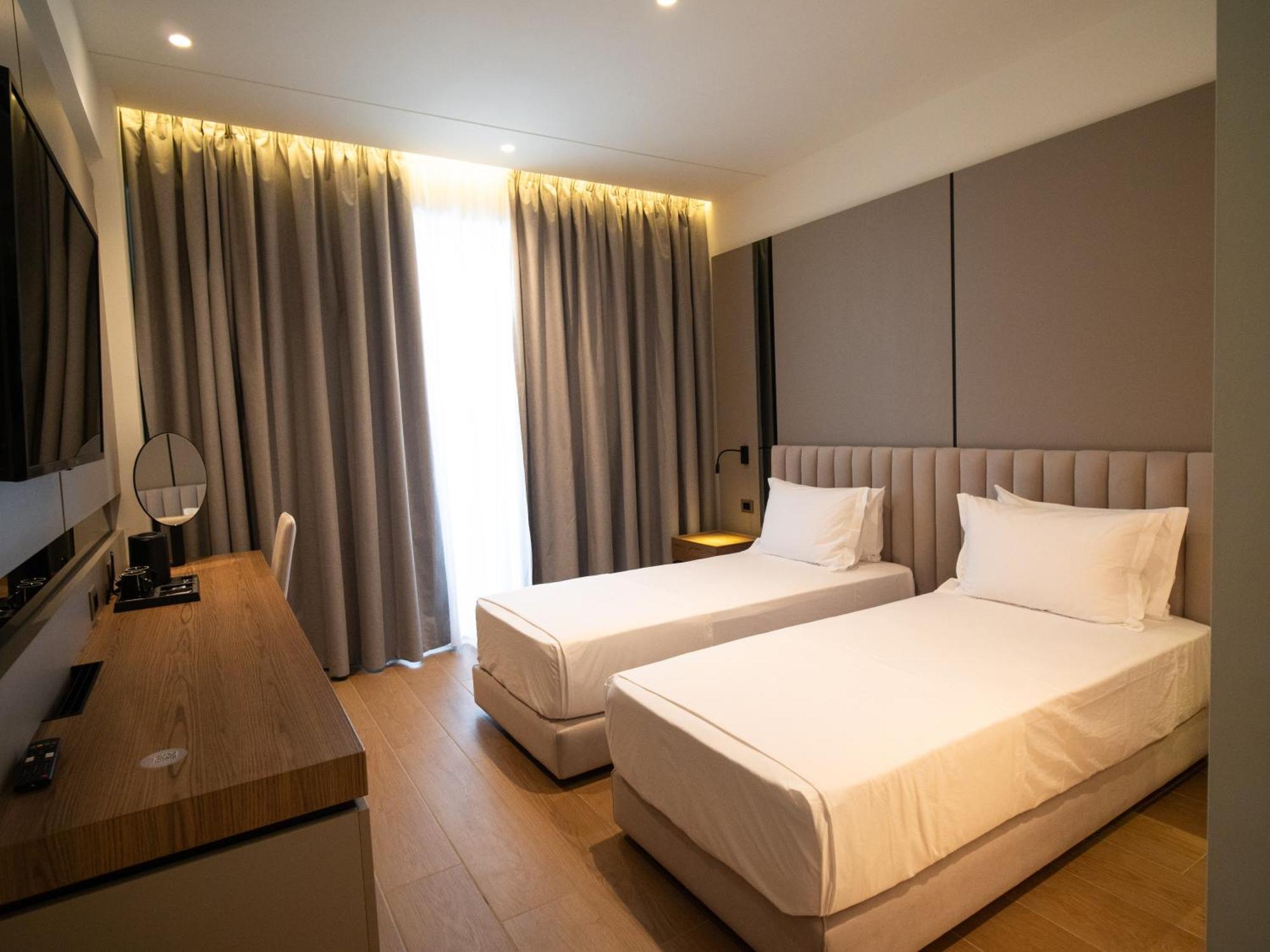 Jost Caravel Hotel Radhime Bagian luar foto