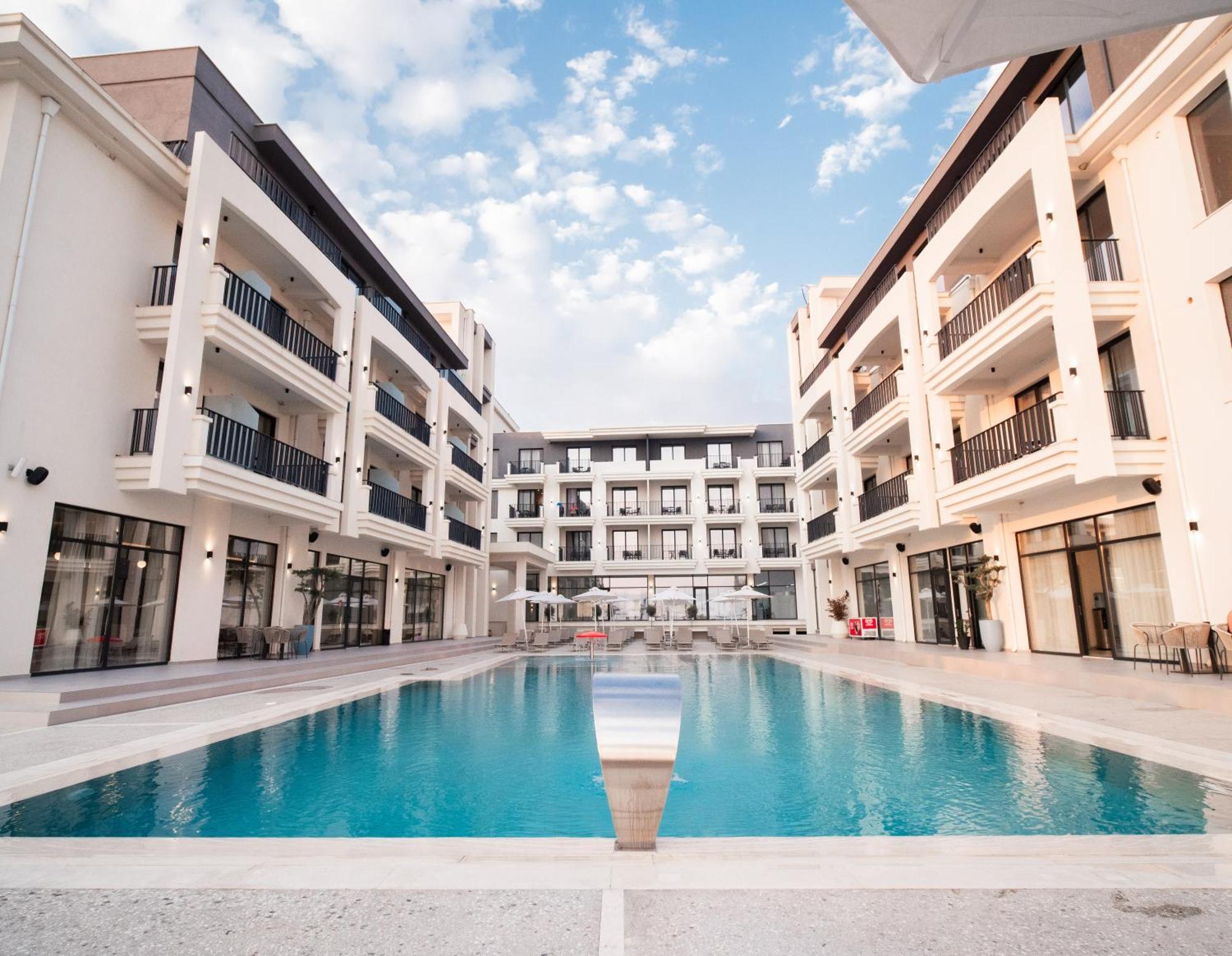 Jost Caravel Hotel Radhime Bagian luar foto